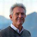 Photo de Marc Beaumont, souriant et détendu dans un cadre naturel.